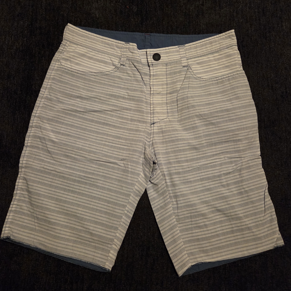 Howe Hands Down Reversible Light Gray/ Blue Striped Flat Front Shorts. Size 32